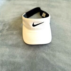 Nike Womens Dri-FIT AeroBill Visor